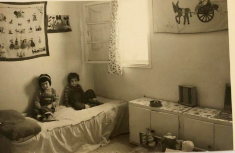 חדר הילדות והתמונה מעל מיטתה של תמנה