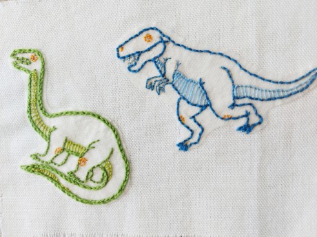רקמה של דינוזאורים מתוך הסדרה